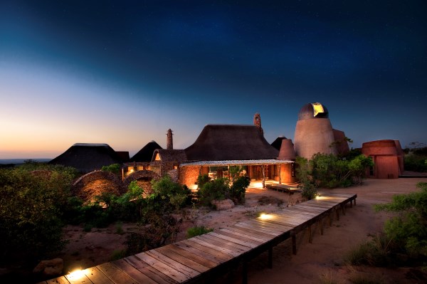 Leobo House by night - exclusive safari lodges