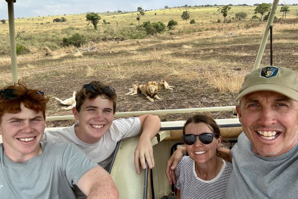 Family photo wit a lion